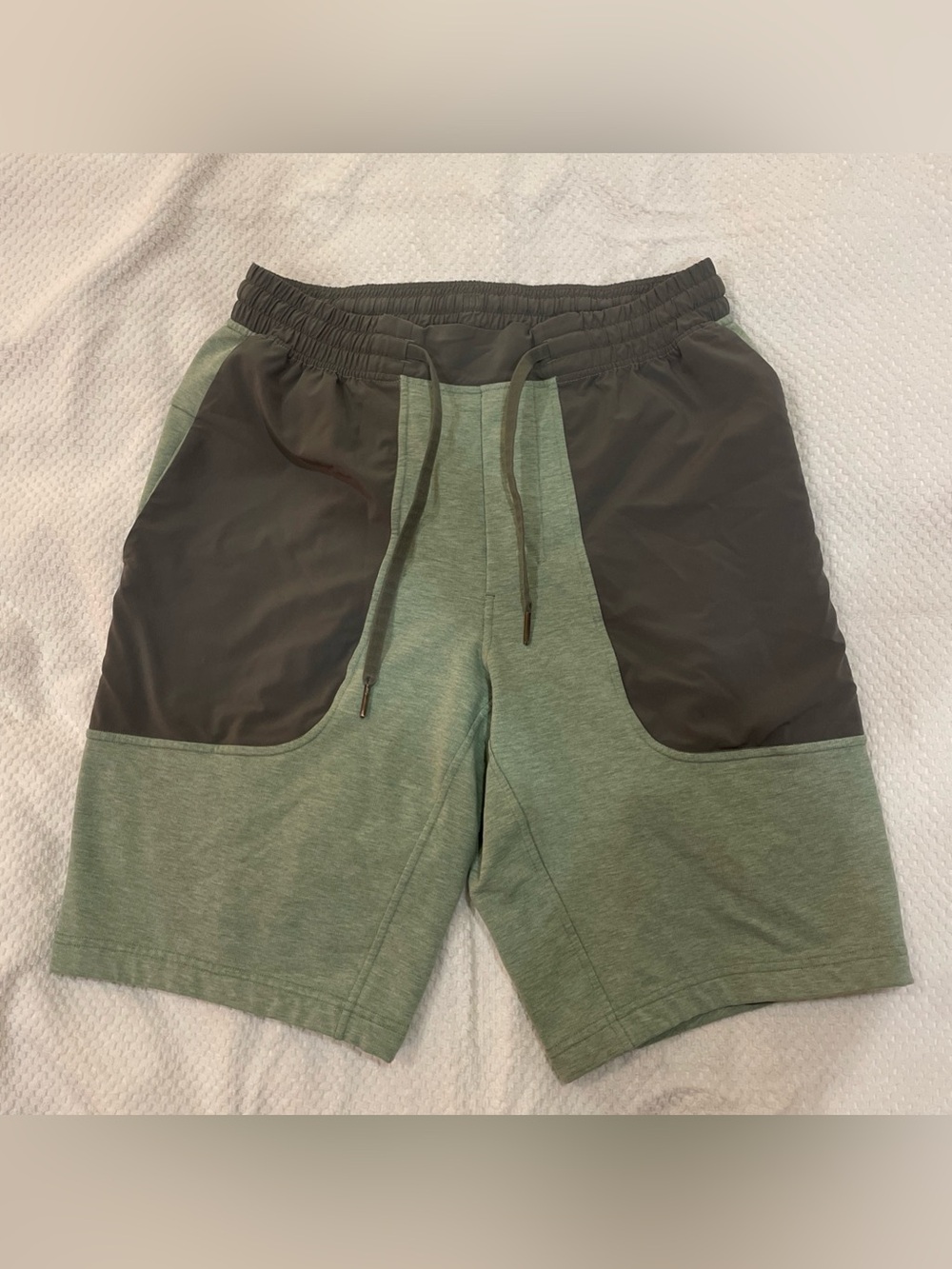 Lululemon Men’s Medium Green Black Athletic Shorts Zip Pocket